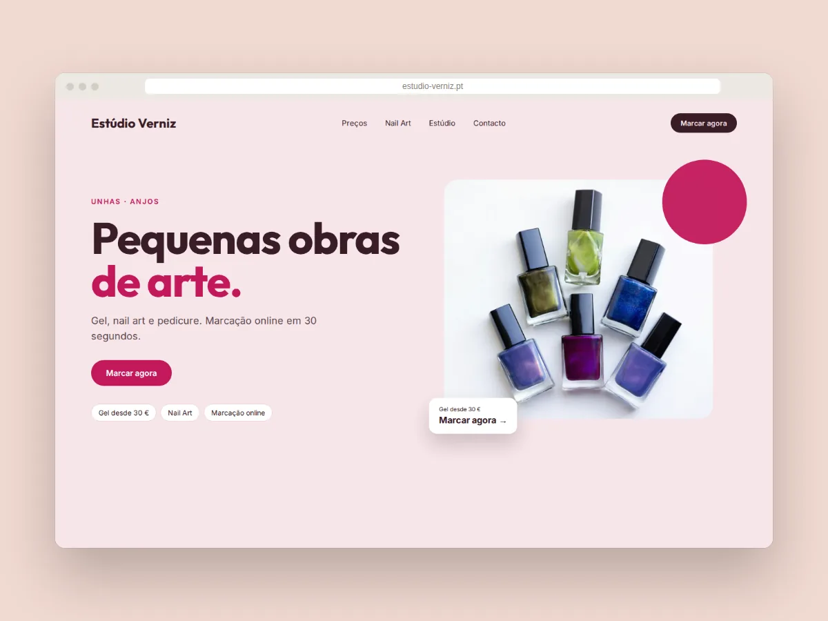 Design de site para o salão de unhas Estúdio Verniz, com o título “Pequenas obras de arte.” e botão de marcação online